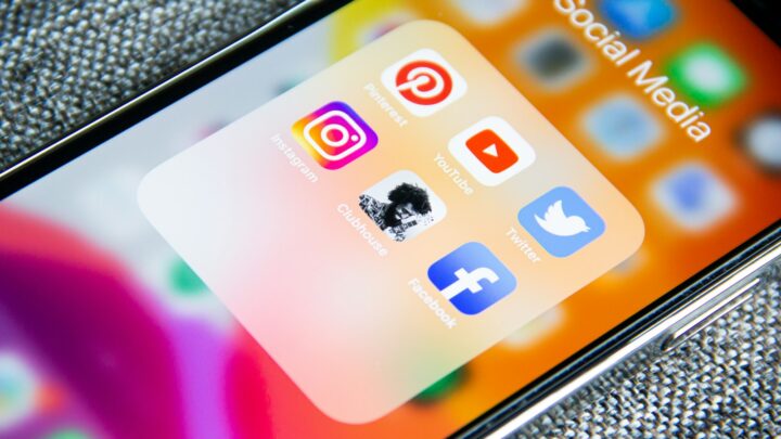 Iconos de redes sociales en un móvil: Instagram, Facebook y YouTube para captar clientes