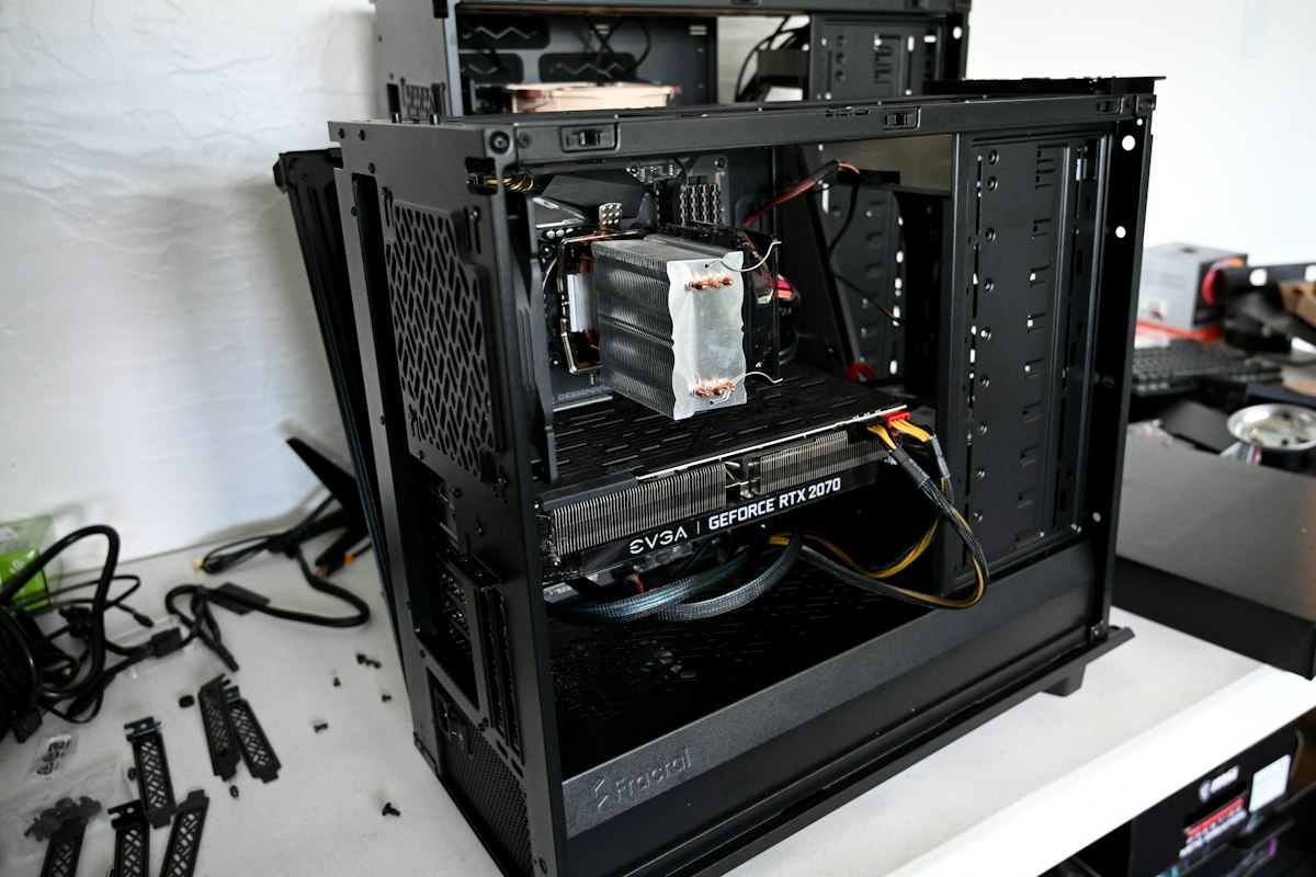 Torre PC gaming con refrigeración líquida e iluminación RGB, torres gaming en Granada